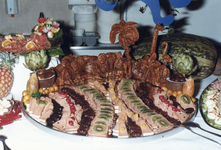 828044 Afbeelding van een culinaire creatie gemaakt in de centrale keuken van het Diakonessenhuis (Bosboomstraat 1) te ...